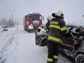 Hasiče v Libereckém kraji zaměstnávala řada dopravních nehod způsobených nepříznivým počasím.
