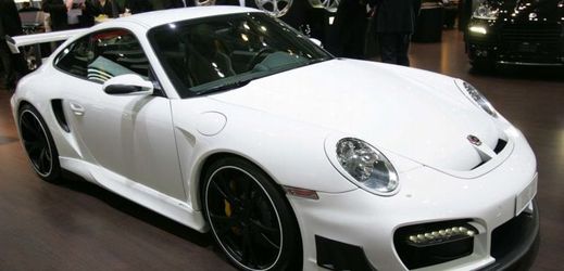 Všechny typy vozu Porsche 911 projedou Prahou 18. dubna.