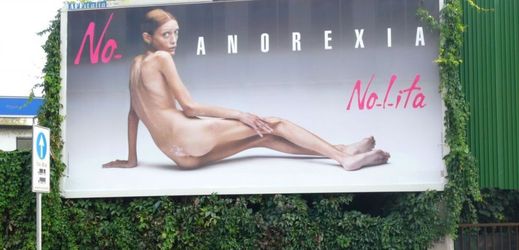 Známá modelka Isabelle Carová, která pózovala na "antianorektických" fotografiích Olivera Toscaniho. Fotografie na billboardech i v novinách upozorňovali na nebezpečí anorexie.