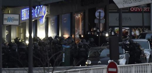 Momentka ze zásahu policistů v košer obchodě v Paříži.