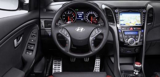 Sportovní kokpit nového modelu Hyundai i30 Turbo.