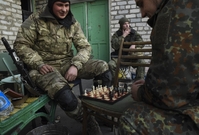 vojáci hrající během přestávky šachy v ukrajinském městě Šyrokyne.