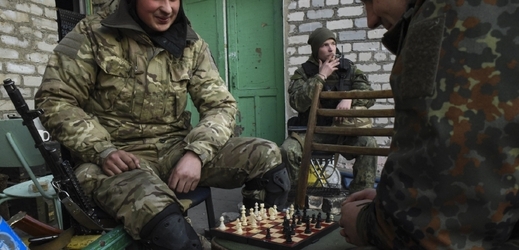 vojáci hrající během přestávky šachy v ukrajinském městě Šyrokyne.