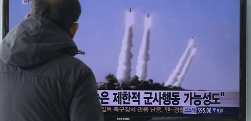 Jihokorejec sleduje ve zpravodajství informaci o vojenské aktivitě KLDR.