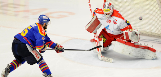Hokejista Tomáš Nouza proměňuje nájezd v utkání proti Olomouci.