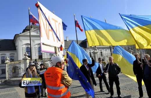 Aktivisté s ukrajinskými vlajkami i odpůrci NATO se shromáždili u prezidentského paláce v centru Bratislavy .