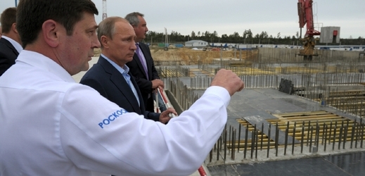 Vladimir Putin sleduje stavbu kosmodromu.