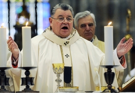 Pražský arcibiskup kardinál Dominik Duka slouží mši (snímek z roku 2012).