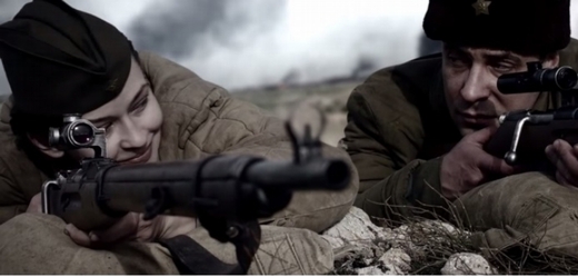 Ljudmila Pavličenková se za války stala nejúspěšnější odstřelovačkou (snímek z filmu).