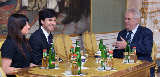 Prezident Miloš Zeman s velvyslancem Andrewem Schapirem a jeho manželkou Tamarou Newbergerovou.