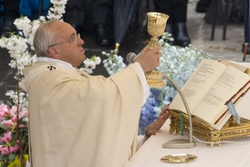 Papež František při velikonoční mši ve Vatikánu.