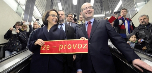 Pražská primátorka Adriana Krnáčová a premiér Bohuslav Sobotka při otevření nového úseku trasy A pražského metra.