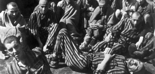 Vězni v koncentračním táboře Terezín (snímek z roku 1945).