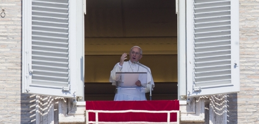 Papež František při proslovu z okna Apoštolského paláce.