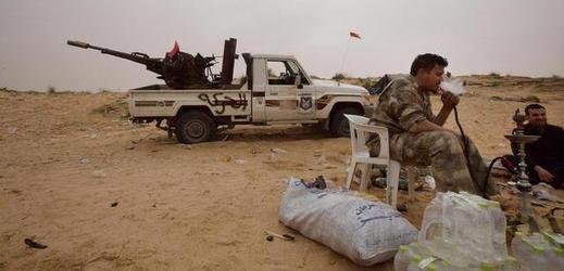 Libyjští vojáci, bojující s Islámským státem, na frontové linii západně od Tripolisu.