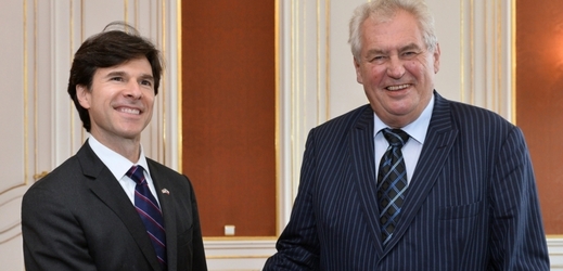 Velvyslanec USA v Praze Andrew Schapiro (zleva) a prezident Miloš Zeman.