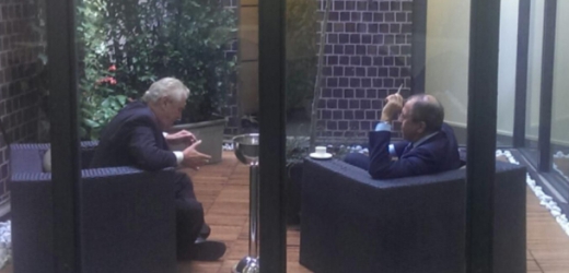 Společná "cigaretka". Miloš Zeman na evropsko-asijském summitu s ruským ministrem zahraničí Sergejem Lavrovem.