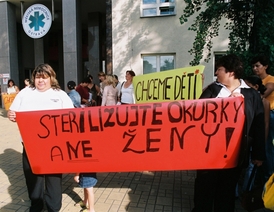 Ženy v Ostravě protestují proti sterilizaci (snímek z roku 2006).