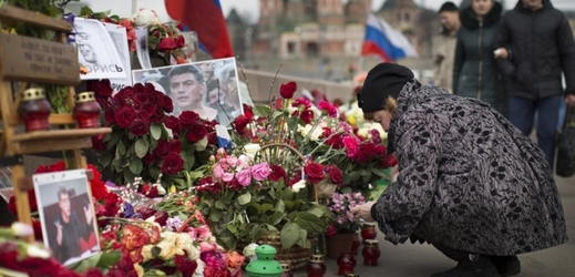 Lidé pokládají květiny na místo, kde byl zavražděn opozičník Boris Němcov.