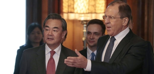 Čínský ministr zahraničí Wang l (vlevo) a jeho ruský protějšek Sergej Lavrov (vpravo).