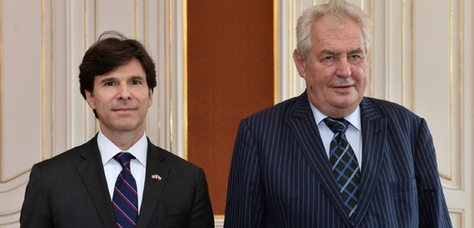 Americký velvyslanec v Česku Andrew Schapiro (vlevo) a prezident Miloš Zeman.