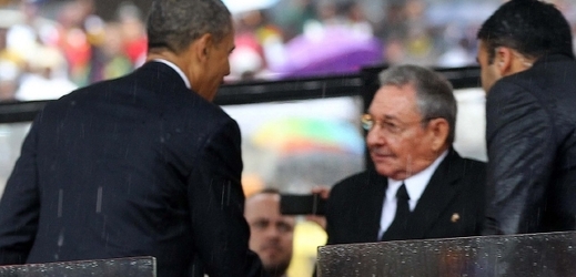 Americký prezident Barack Obama (vlevo) si podává ruku s kubánským protějškem Raúlem Castrem.