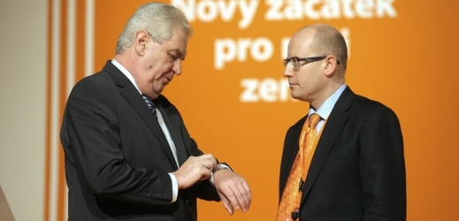 Premiér Bohuslav Sobotka (vpravo) se ve středu odpoledne sejde s prezidentem Milošem Zemanem.