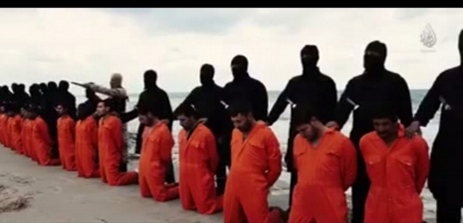 Teroristé z Islámského státu v Libyi při popravě unesených křesťanů z Egypta.
