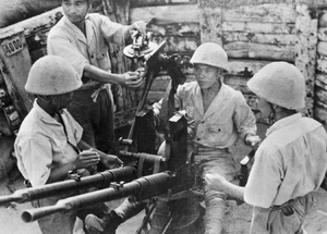 Japonští protiletadloví střelci na ostrově v jihozápadním Pacifiku 28.prosince 1943.