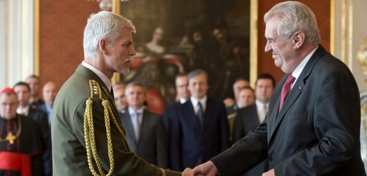 Generál Petr Pavel s prezidentem Milošem Zemanem (snímek z roku 2014).