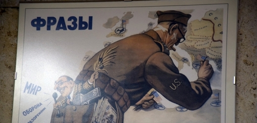 Dobový propagandistický plakát proti NATO ze Sovětského svazu, který zobrazuje, jak NATO kouskuje Evropu.