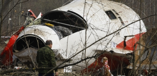Smolensk. Trosky letadla Tupolev Tu-154 v místě havárie.