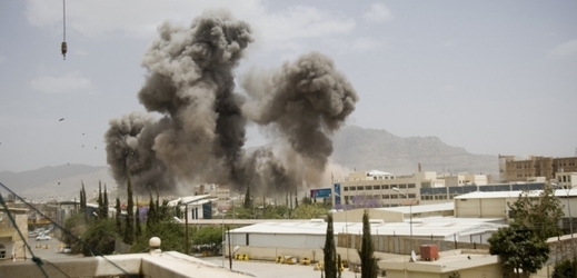 Bombardování jemenského Saná saúdskoarabským letectvem.