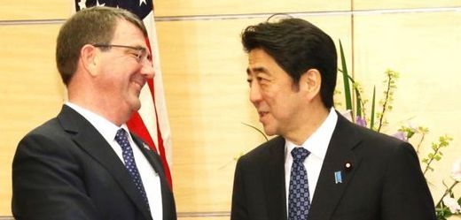Americký ministr obrany Ash Carter se v Japonsku sešel s premiérem Shinzo Abem.