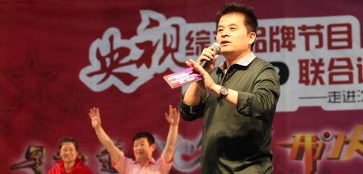 Moderátor Bi Fujian, který byl suspendován kvůli nevhodné kritice Mao Ce-tunga.