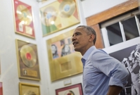 Prezident Barack Obama v muzeu Boba Marleyho.