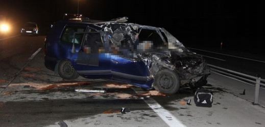 Na rychlostní silnici R46 u Vyškova se v noci na 9. dubna srazilo osobní auto (na snímku) s kamionem. Ve voze Renault Espace zahynul muž a dvě ženy, všichni Ukrajinci. 