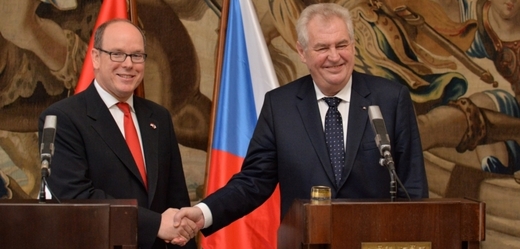 Monacký kníže Albert II. si podává ruku s prezidentem Milošem Zemanem.