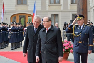 Monacký kníže a prezident Zeman na nádvoří Pražského hradu.