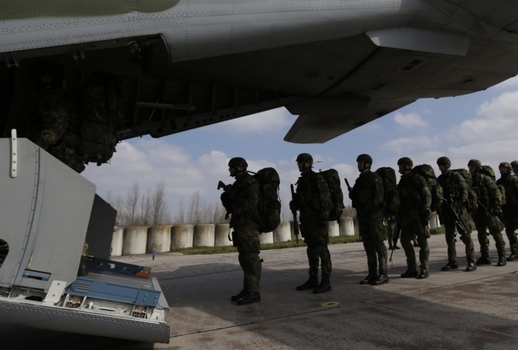 Z chrudimského letiště odjelo 150 vojáků místního 43. výsadkového praporu.