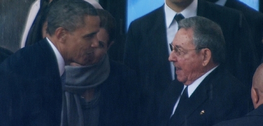 Neoficiální setkání. Americký prezident Barack Obama (vlevo) si podává ruku s kubánským protějškem Raúlem Castrem na pohřbu Nelsona Mandely.