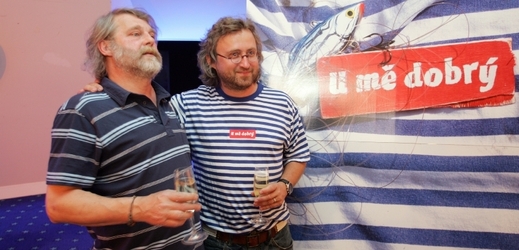 Petr Šabach (vlevo) a režisér Jan Hřebejk na premiéře filmu U mě dobrý.