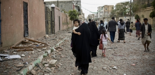 Lidé v jemenském Saná prchají před náletem Saúdské Arábie.