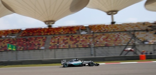Tréninky na Velkou cenu Číny formule 1 ovládl Lewis Hamilton z Mercedesu.