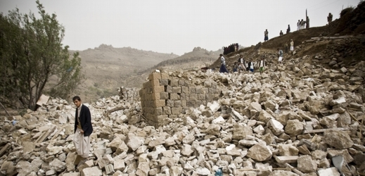 Trosky vesnice, která byla rozbombardovaná poblíž Saná.