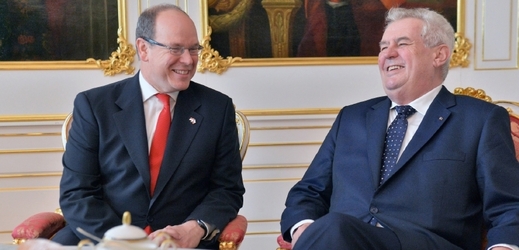Monacký kníže Albert II. (vlevo) a prezident Miloš Zeman.