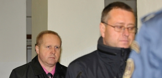 Bývalý pracovník rozvědky Petr Bakeš (vpředu) a bývalý policista Jiří Dvořák (vzadu) u soudu v roce 2009.