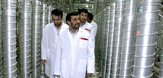 Jaderným programem si honil triko prezident Mahmúd Ahmadínežád. Je ale bomba skutečný cíl?