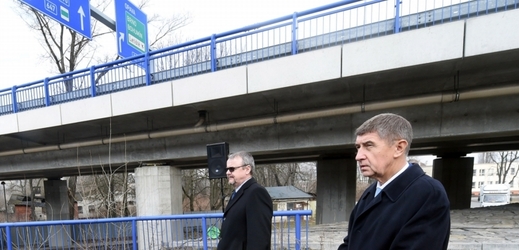 Ministr financí Andrej Babiš a ministr dopravy Dan Ťok u dálnice D47.