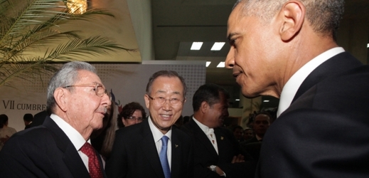 Kubánský vůdce Raúl Castro a americký prezident Barack Obama si podávají ruce.
